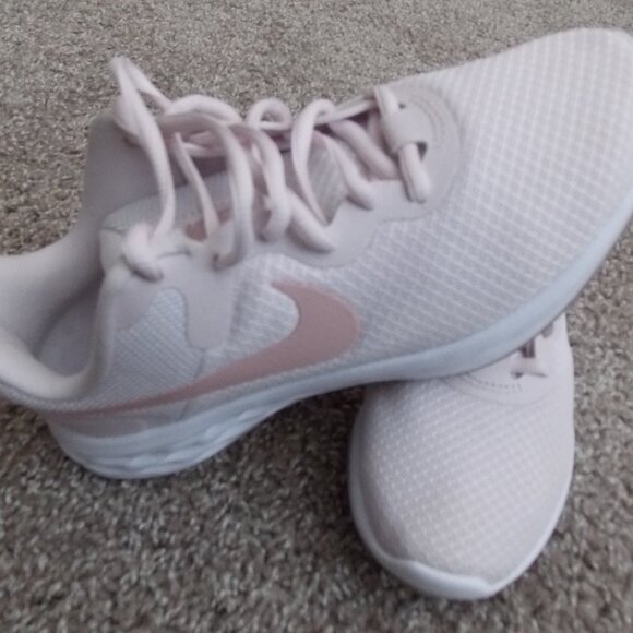 Nike Revolution 6 Next Nature Women's Road Running Shoe Size 6 - Picture 1 of 11